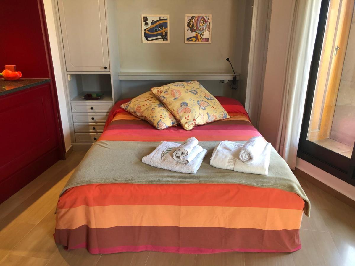 Loft Acogedor Con Terraza Y Parking En El Centro Apartman Huesca Kültér fotó